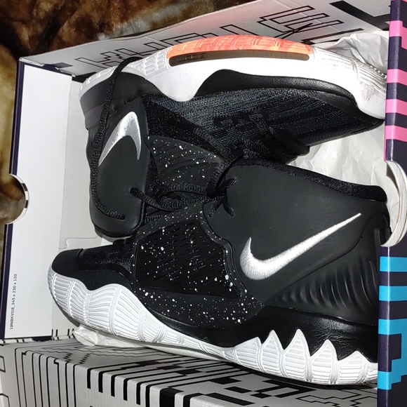 Kyrie 6 black and white very nice condition - Picture 3 of 8